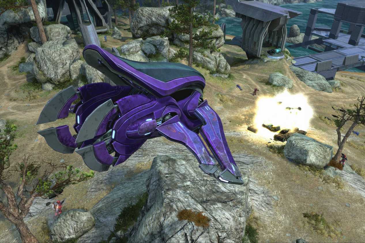 Master Chief Collection Banshee flying over gorge