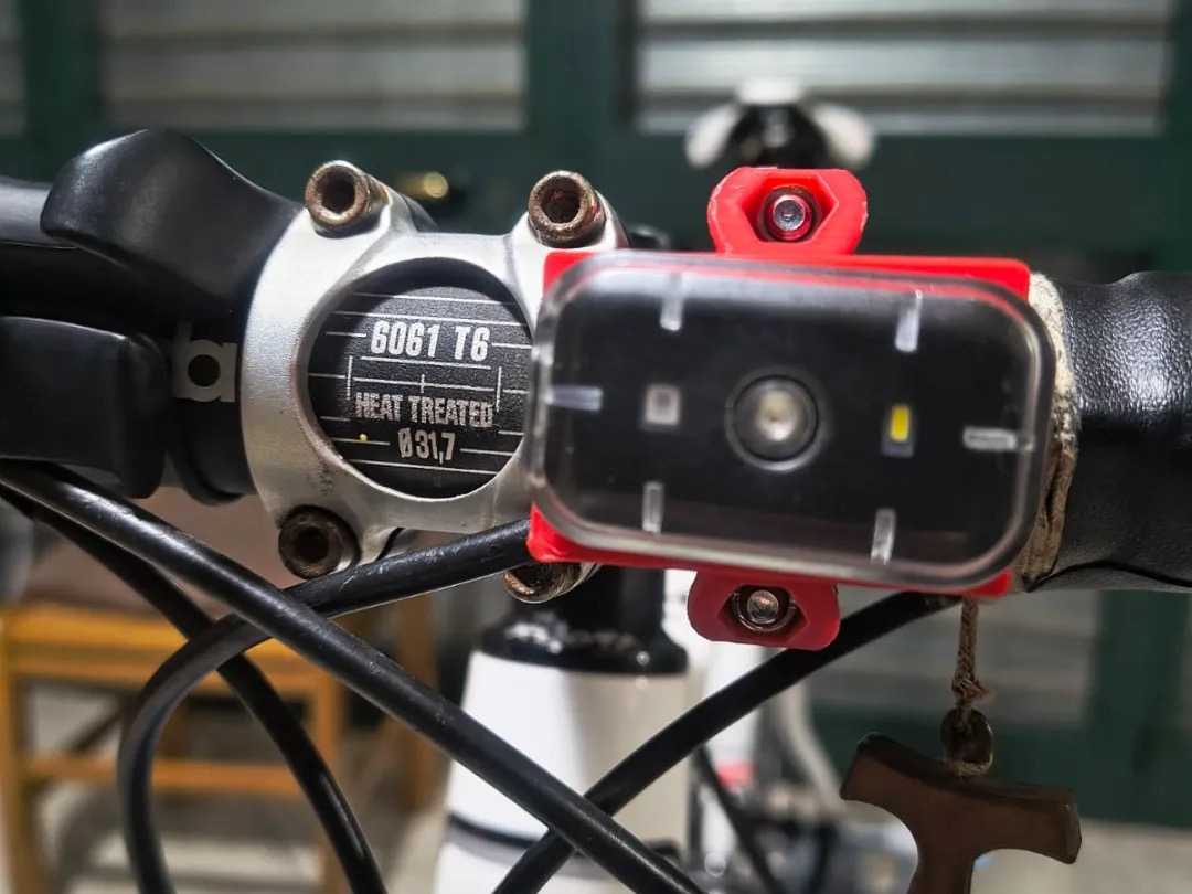 Bicycle Emergency Light Support by 3Dingjoe