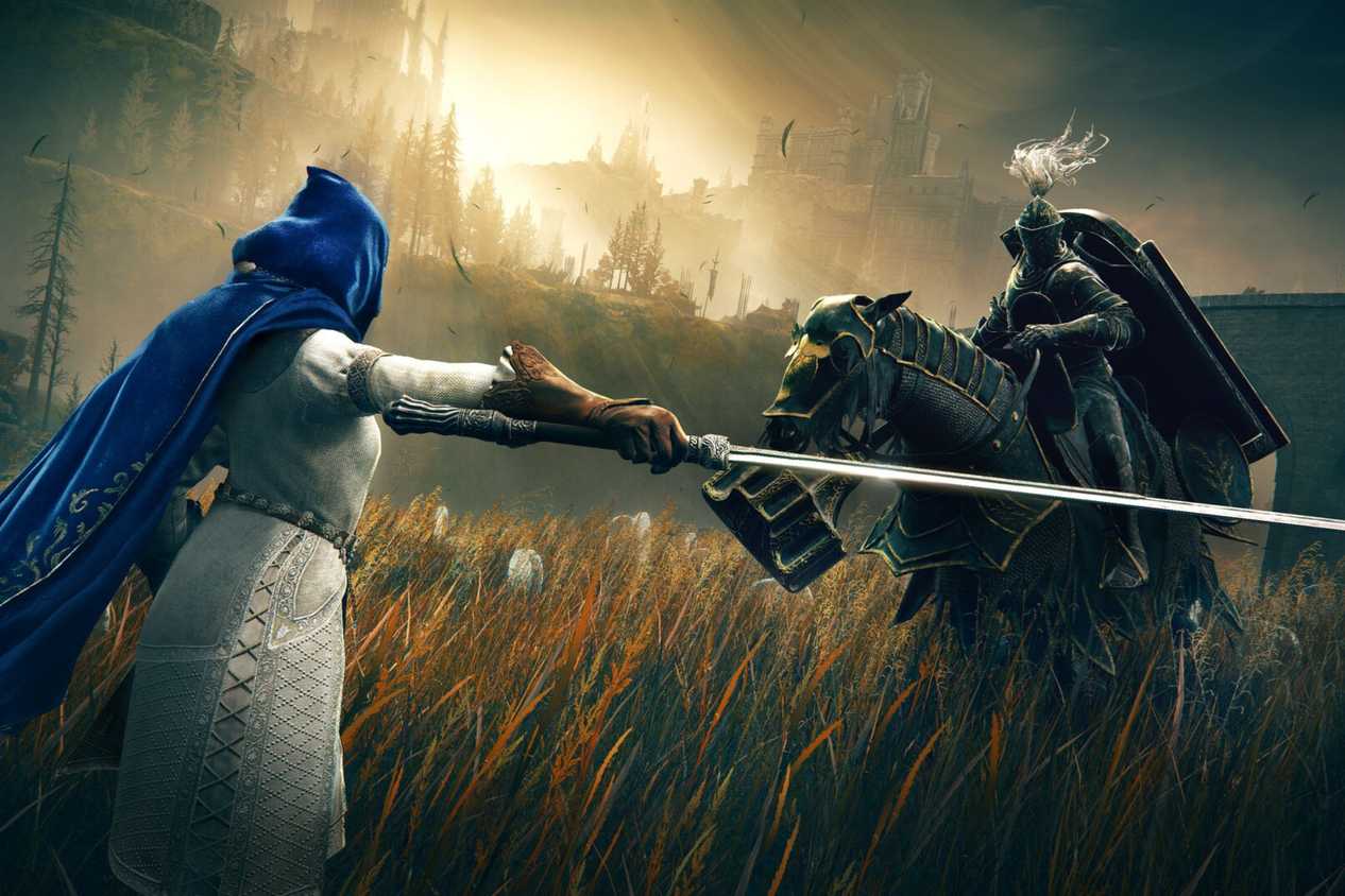 Elden Ring Shadow of the Erdtree Player fighting Knight