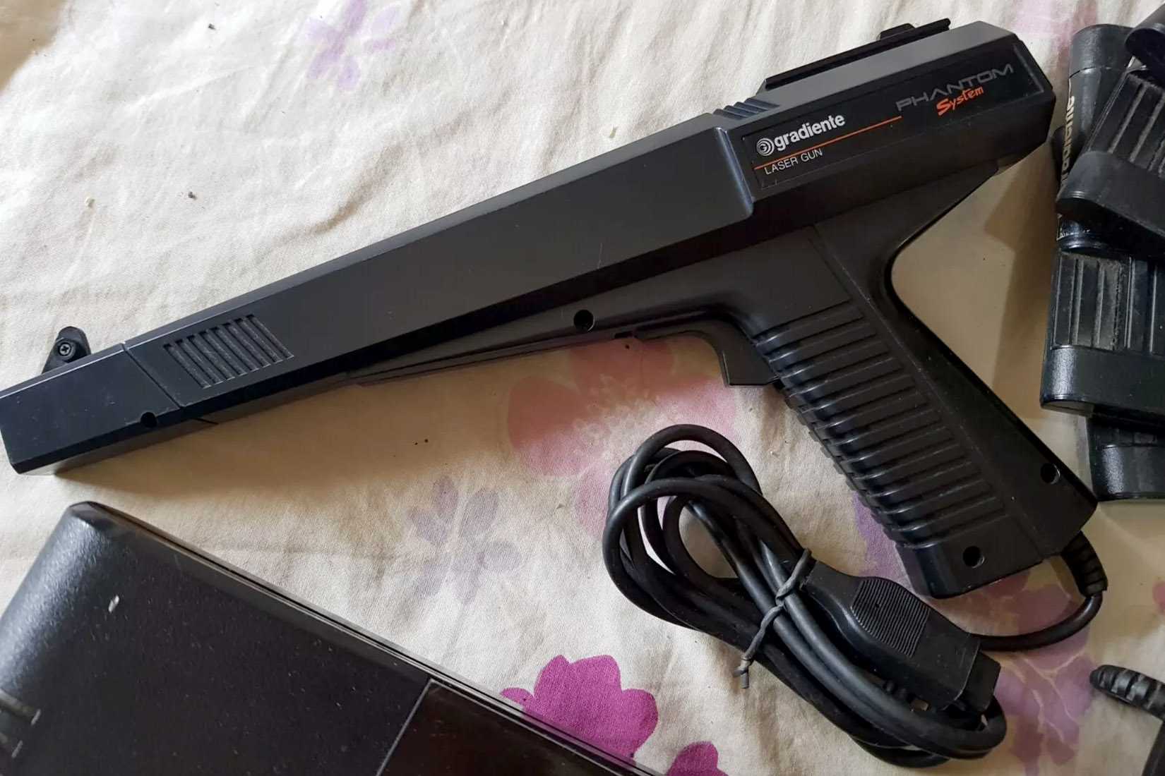 Gradiente Phantom System - Brazil NES clone - Light Gun