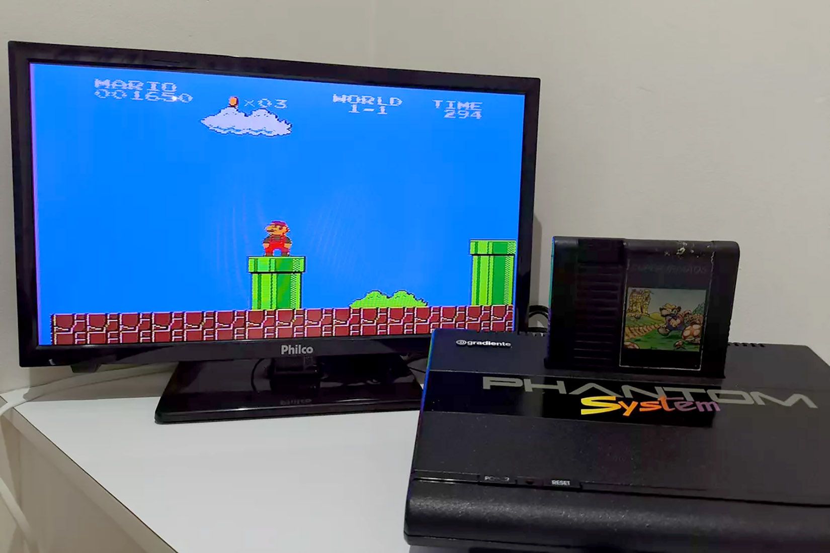 Gradiente Phantom System - Brazil NES clone - With television playing Mario game