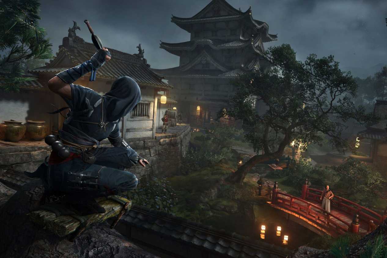 Assassin's Creed Shadows Naoe holding knife on roof of building