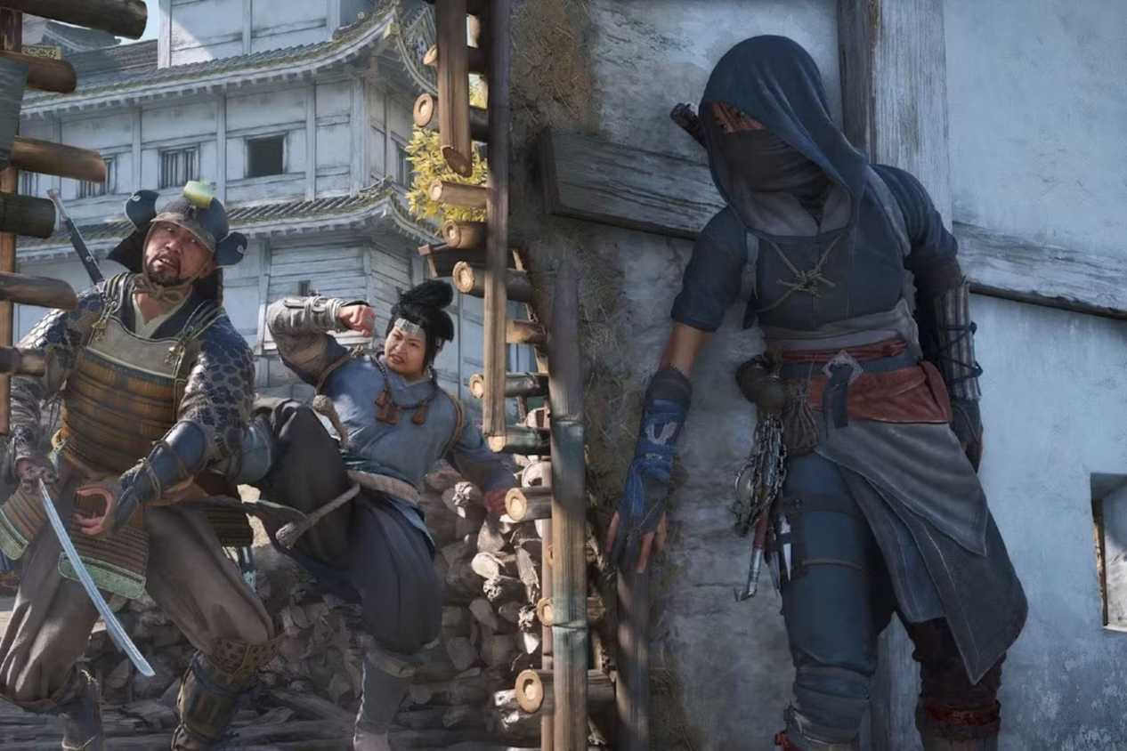 Assassin's Creed Shadows Naoe hiding from enemies behind wall