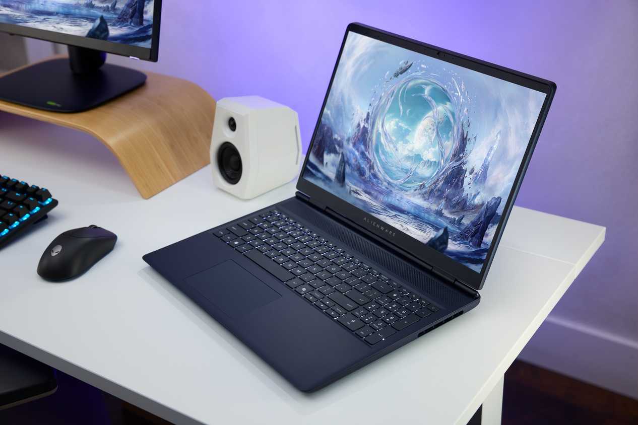 aw-16-aurora-ac16250-gaming-laptop-awproheadset-awpromouse-awprokeyboard-AW2725DM-front-lf (1)