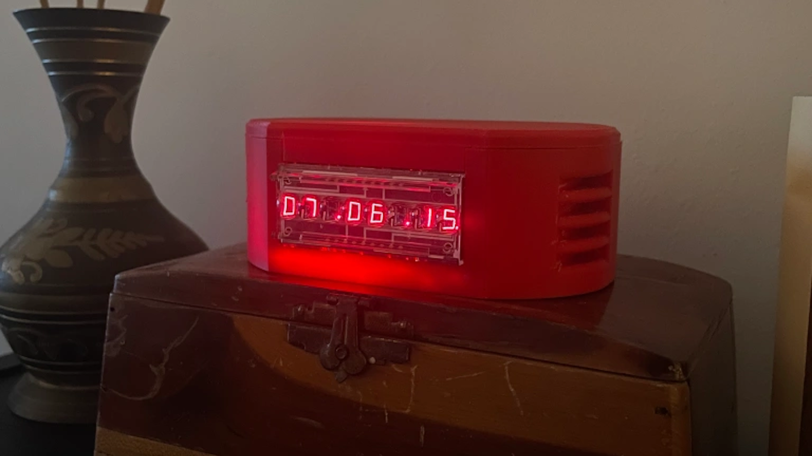 This beautiful DIY HP bubble clock combines older tech with an ESP32 ...