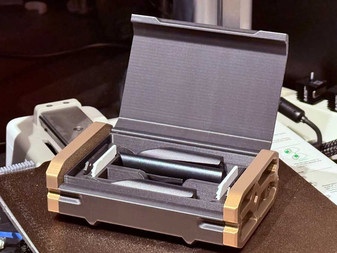 DJ Case for USB thumb drives and SD cards by fijter