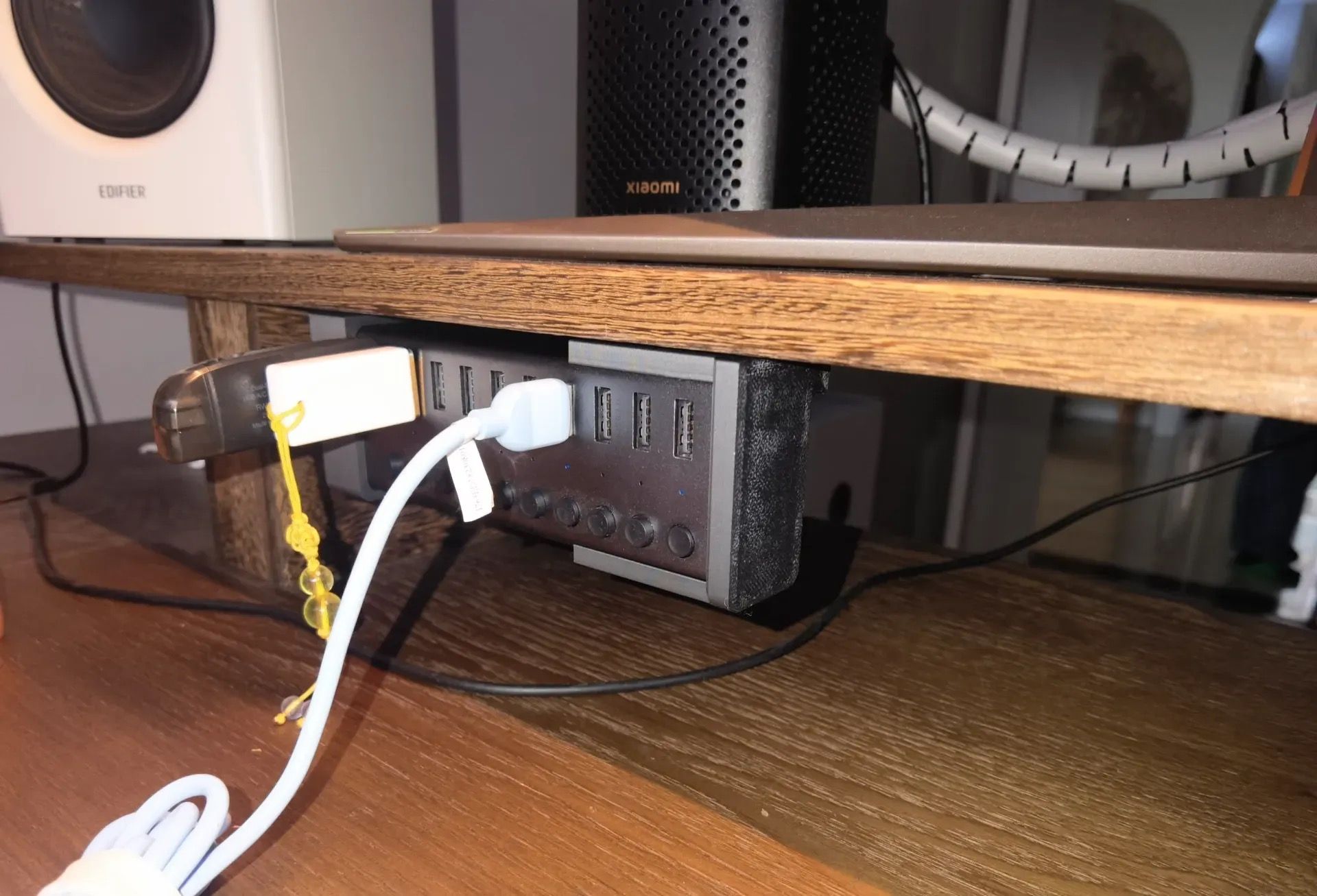 Green Union USB hub hanging mounting bracket by Tension_Chou