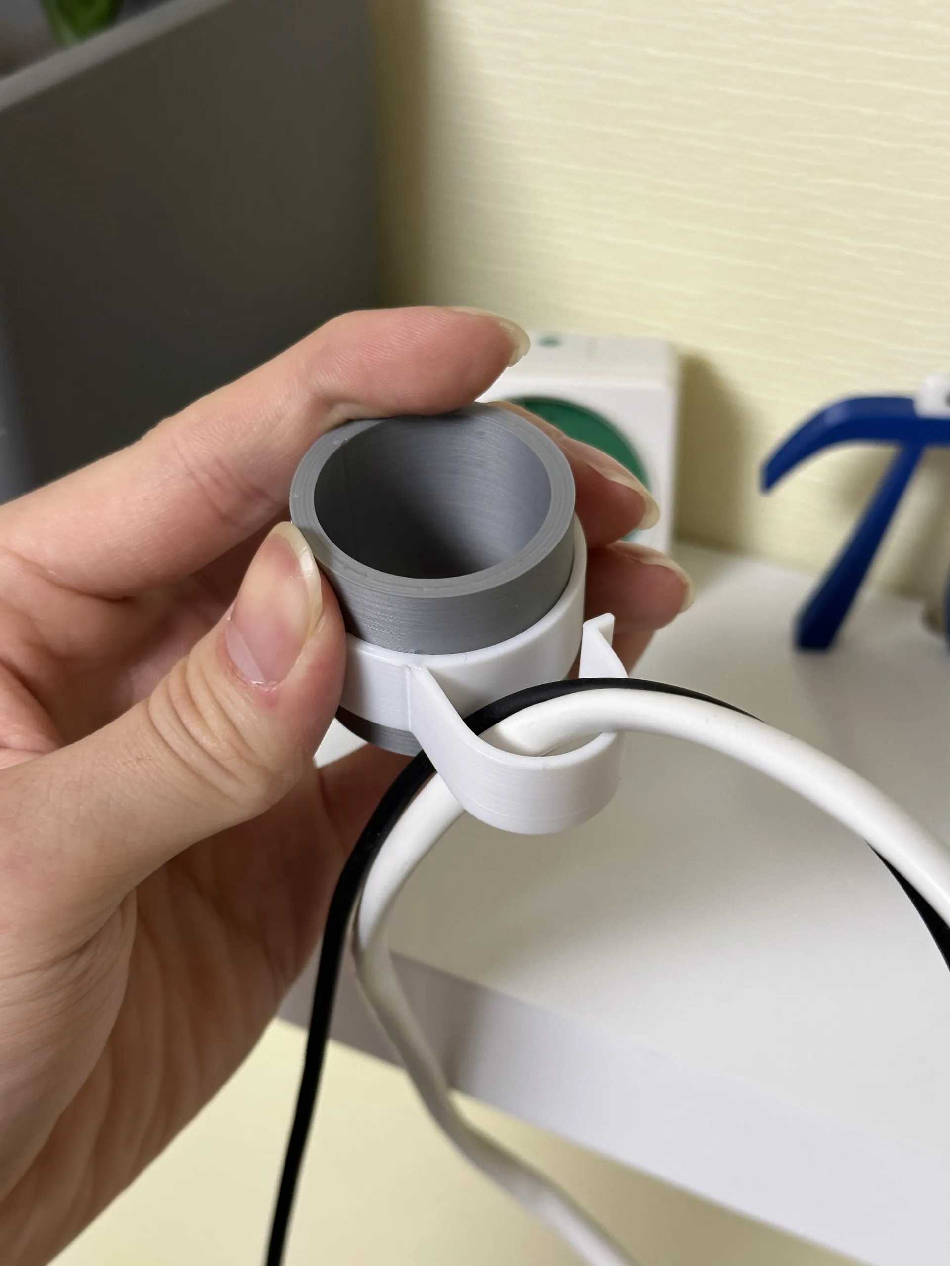 Parametric Cable Clip for Monitor Arm Poles by mangoDB