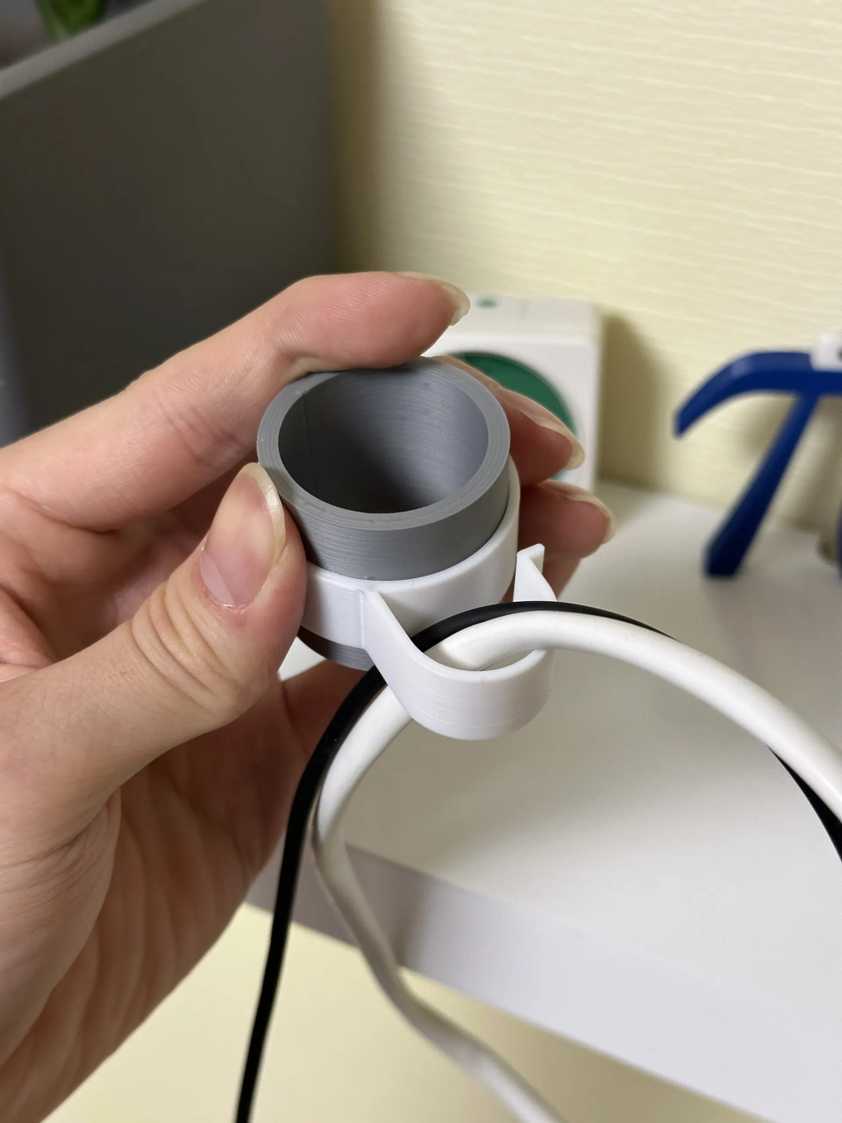 Parametric Cable Clip for Monitor Arm Poles by mangoDB