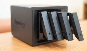 Synology DS925-Plus-drive with its bays open