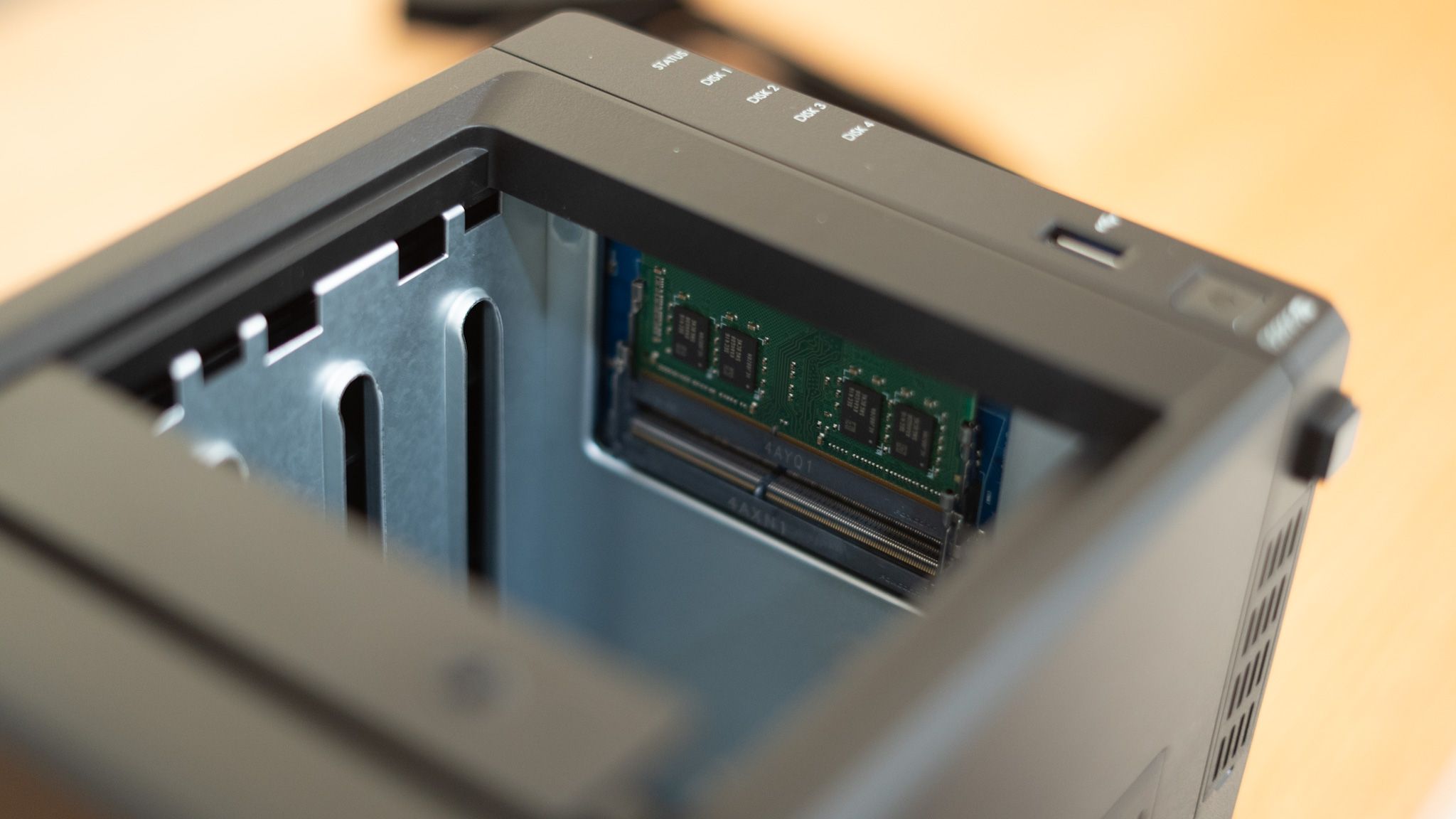Ranuras de RAM Synology DS925 Plus visibles desde el frente