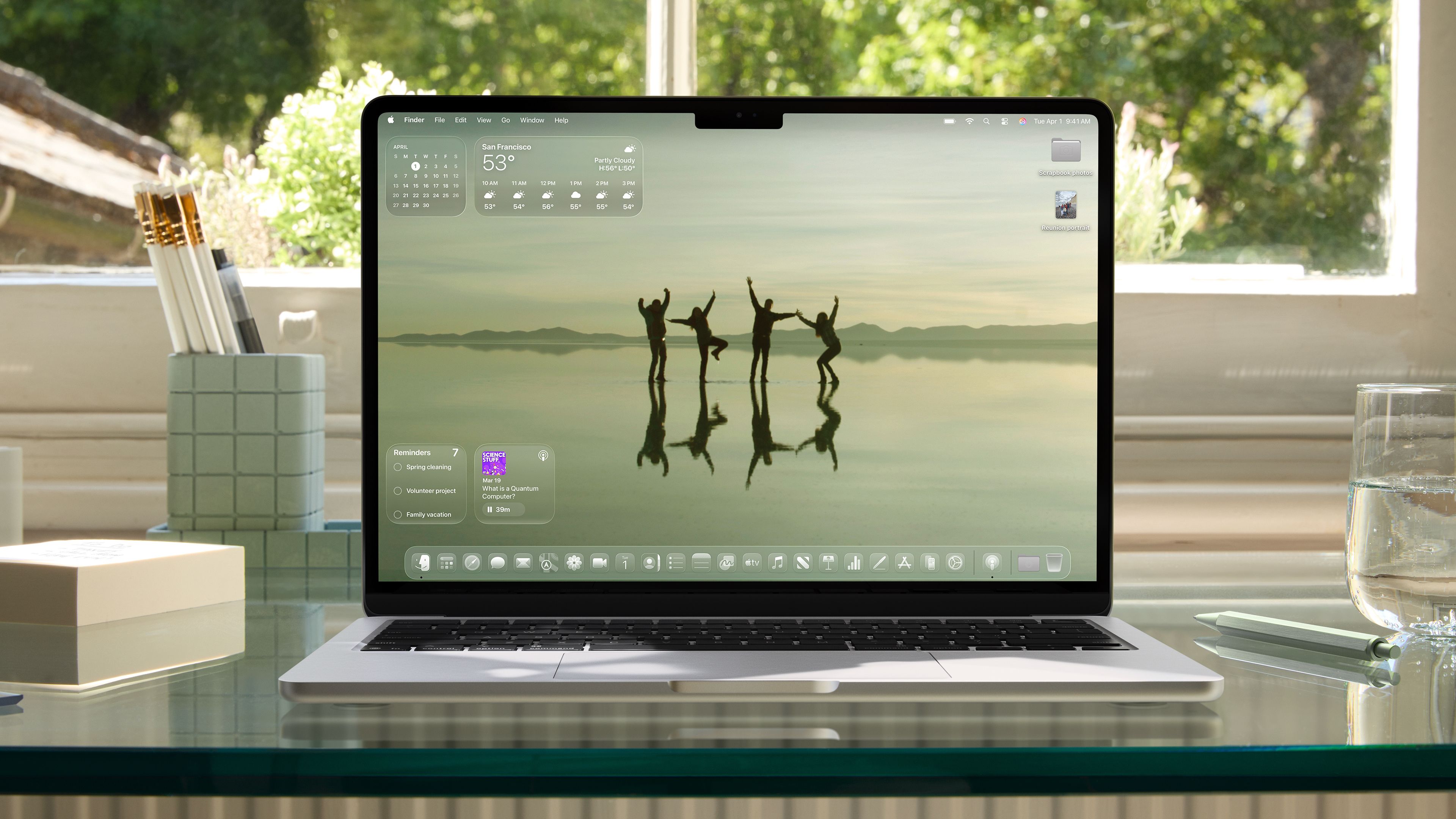 Apple-WWDC25-Liquid-Glass-Home-Screen-clear-look-250609