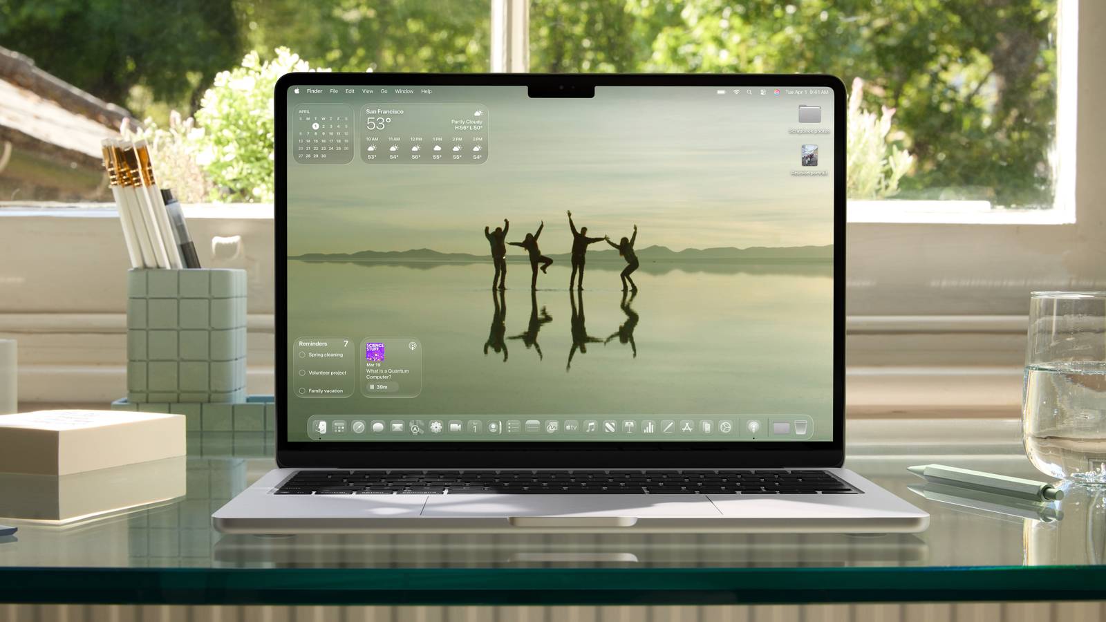 Apple-WWDC25-Liquid-Glass-Home-Screen-clear-look-250609