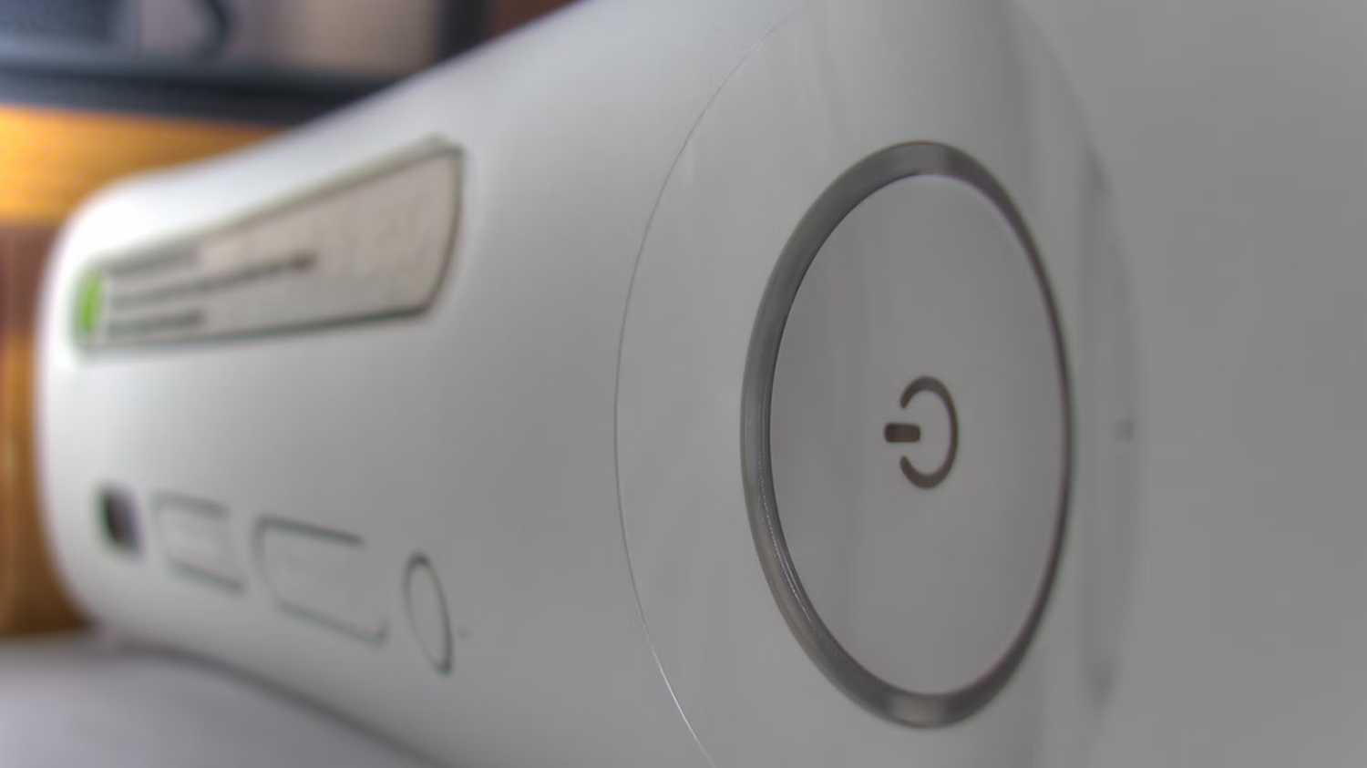 A white variant of the Xbox 360 console.