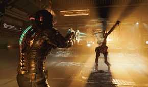 Isaac aiming the plasma cutter at a charging necromorph in Dead Space (2023).