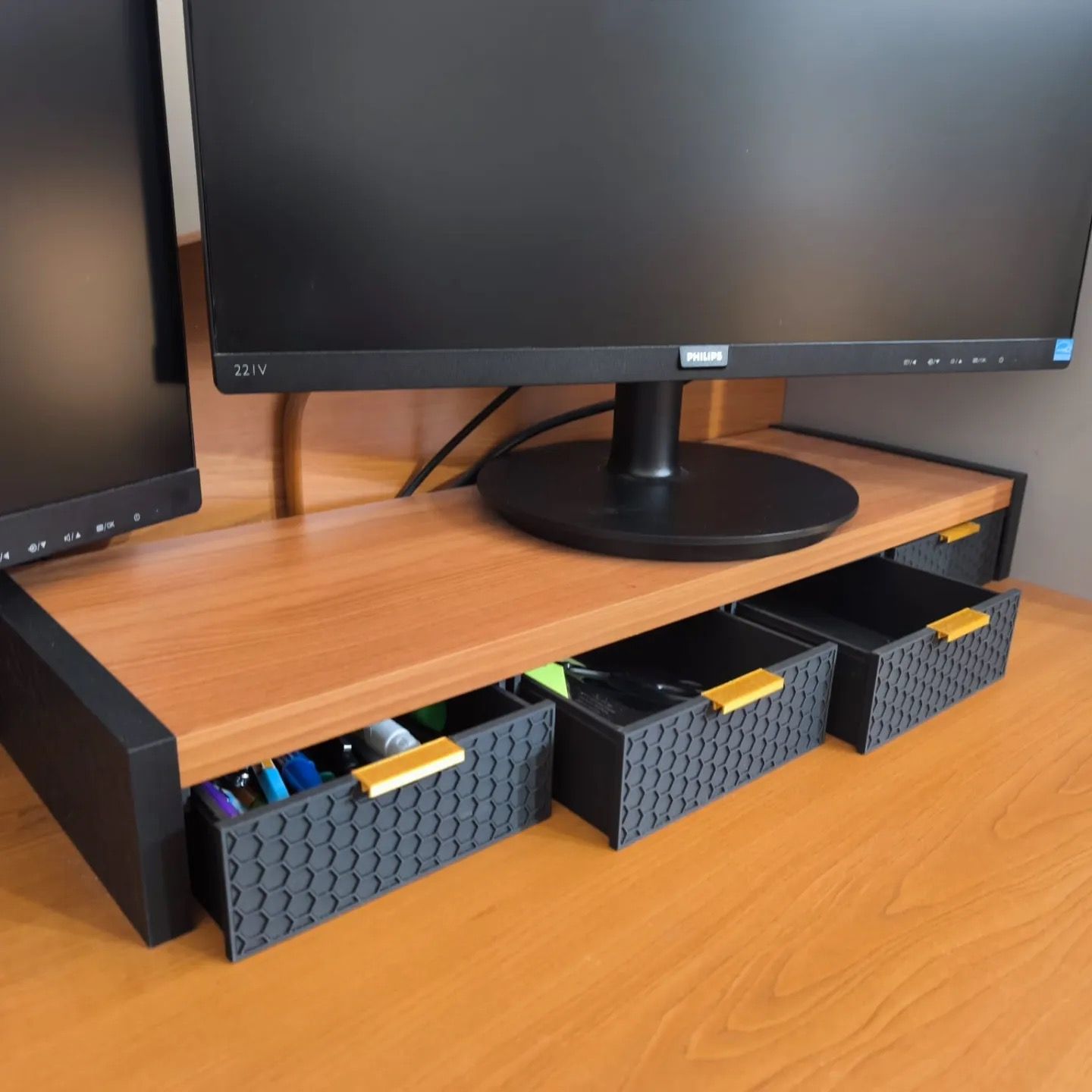 6 things I 3D printed to improve my office on the cheap