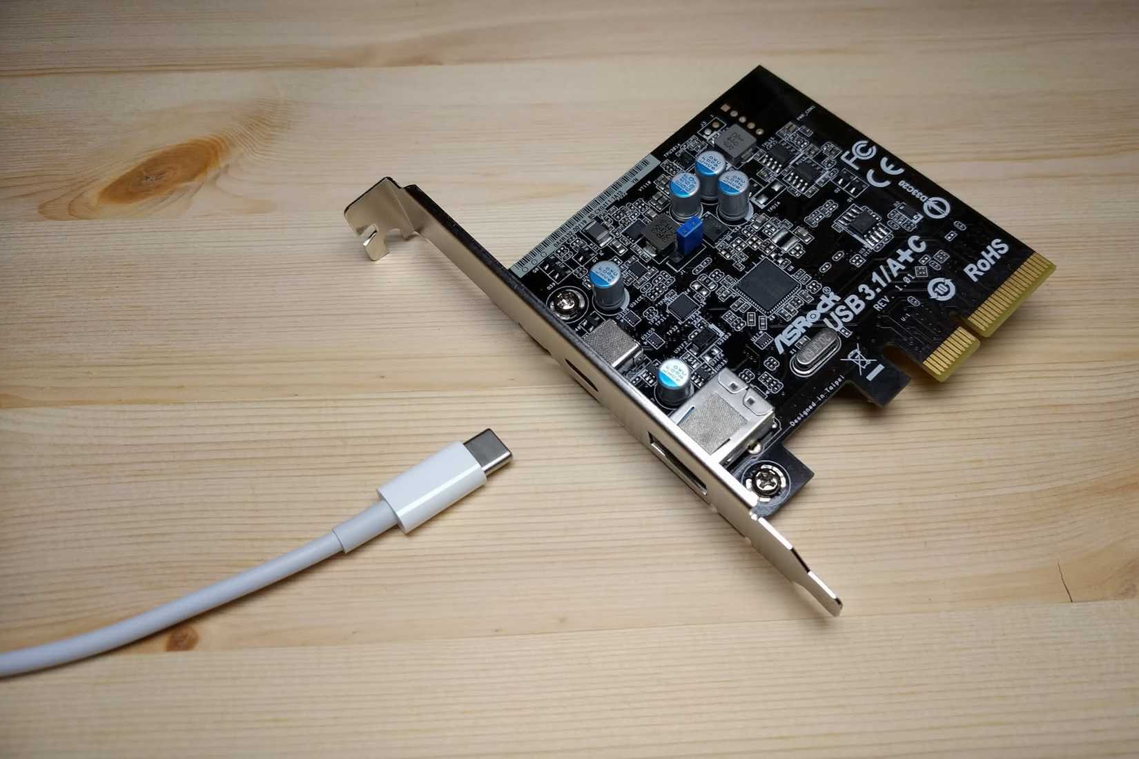 Un cable USB-C junto a una tarjeta de expansión PCIe