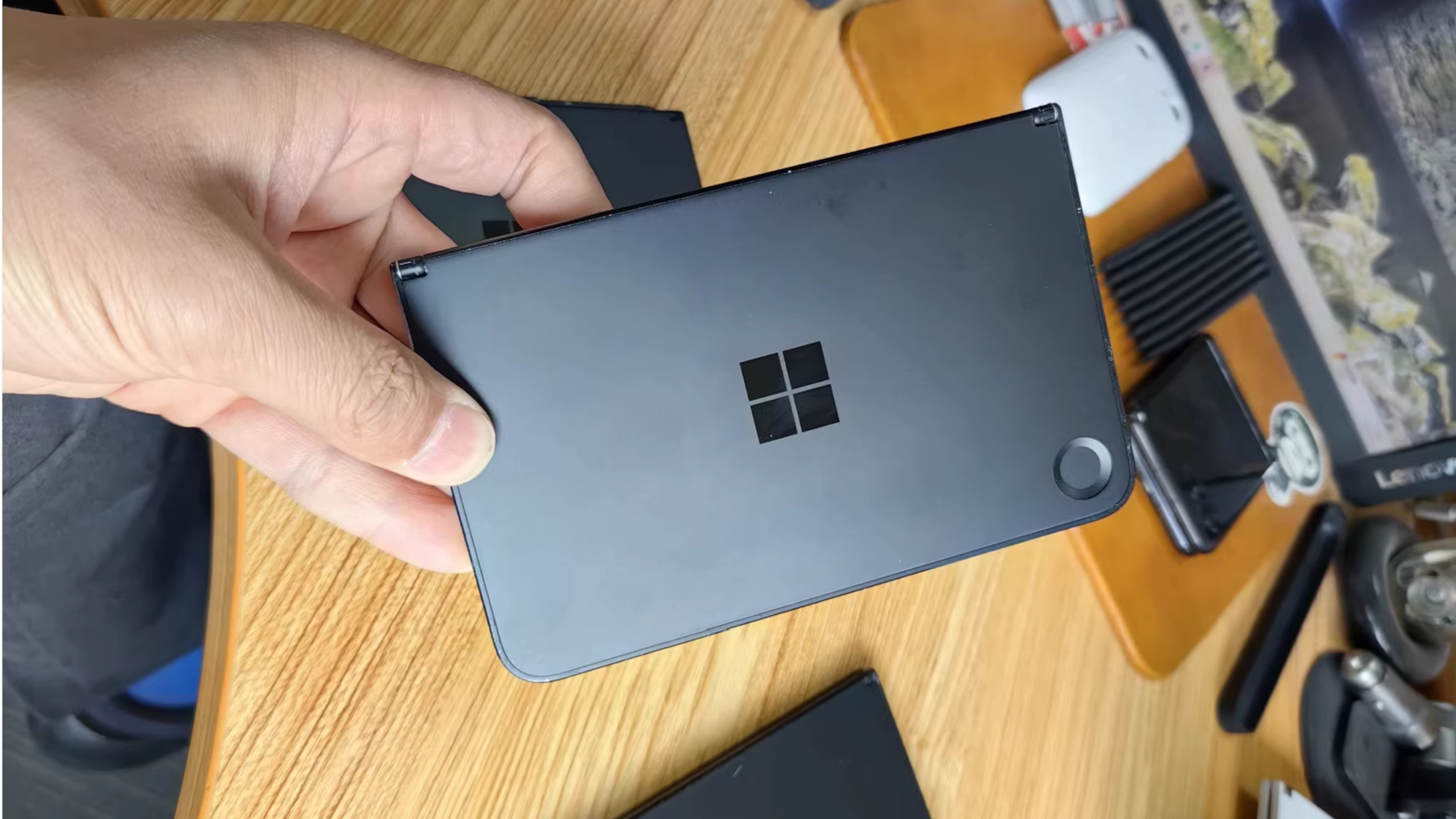 Photos of the dual-screen Windows Phone that never was emerged online ...