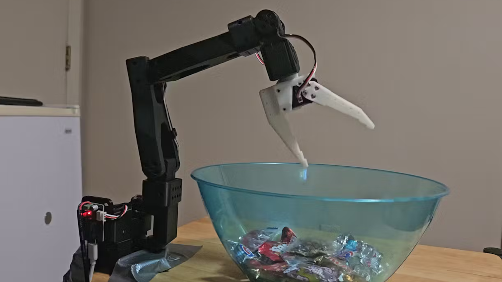 robot-brazo-que-lanza-caramelos