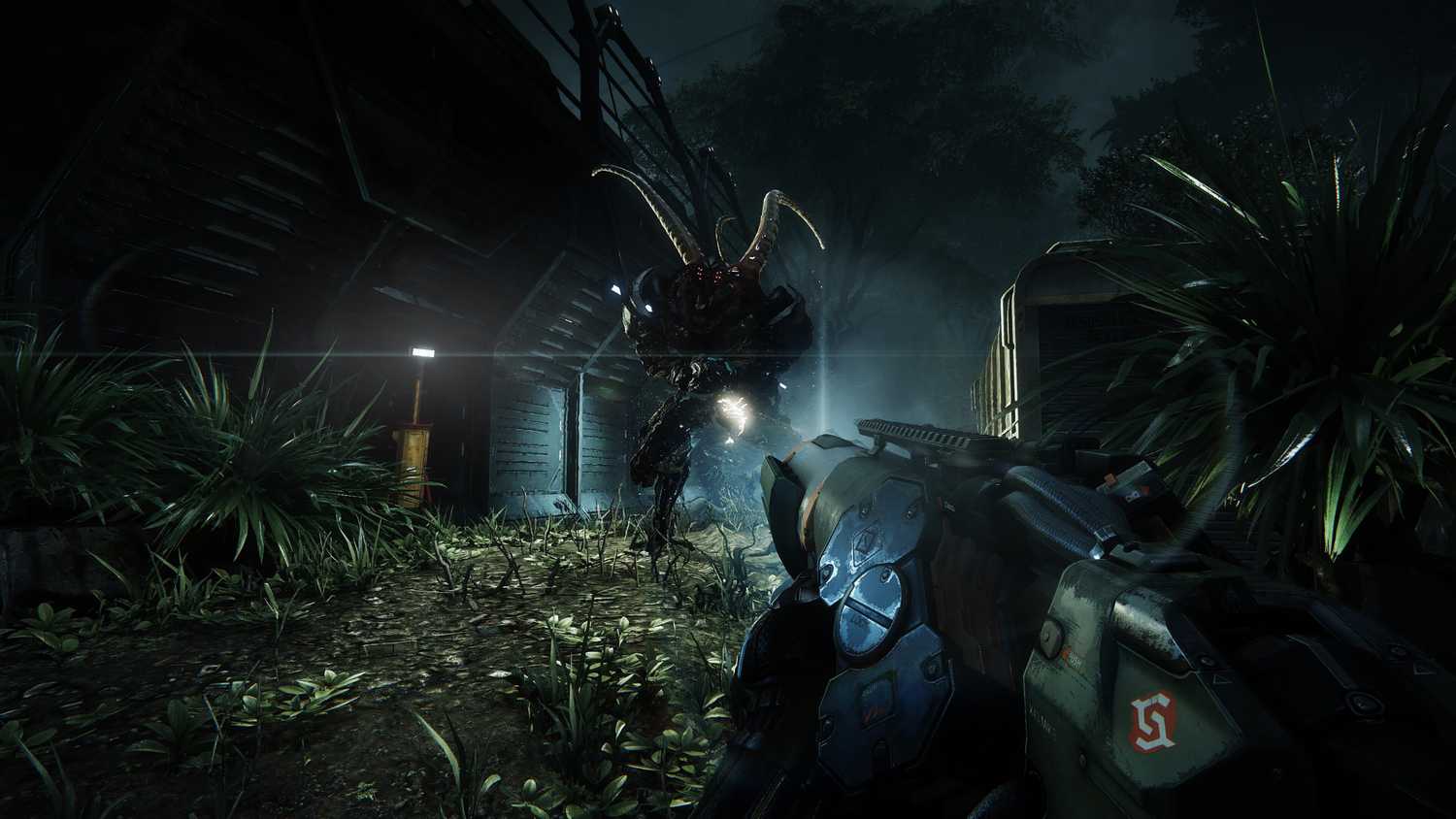 A CEPH stalker at nighttime in Crysis 3.