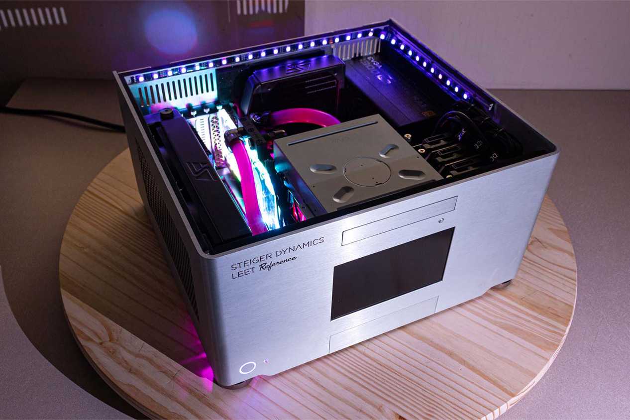 steiger dynamics leet htpc with the top panel off