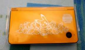 A folded yellow Nintendo DSi XL from the 2010 Pokemon World Championships.