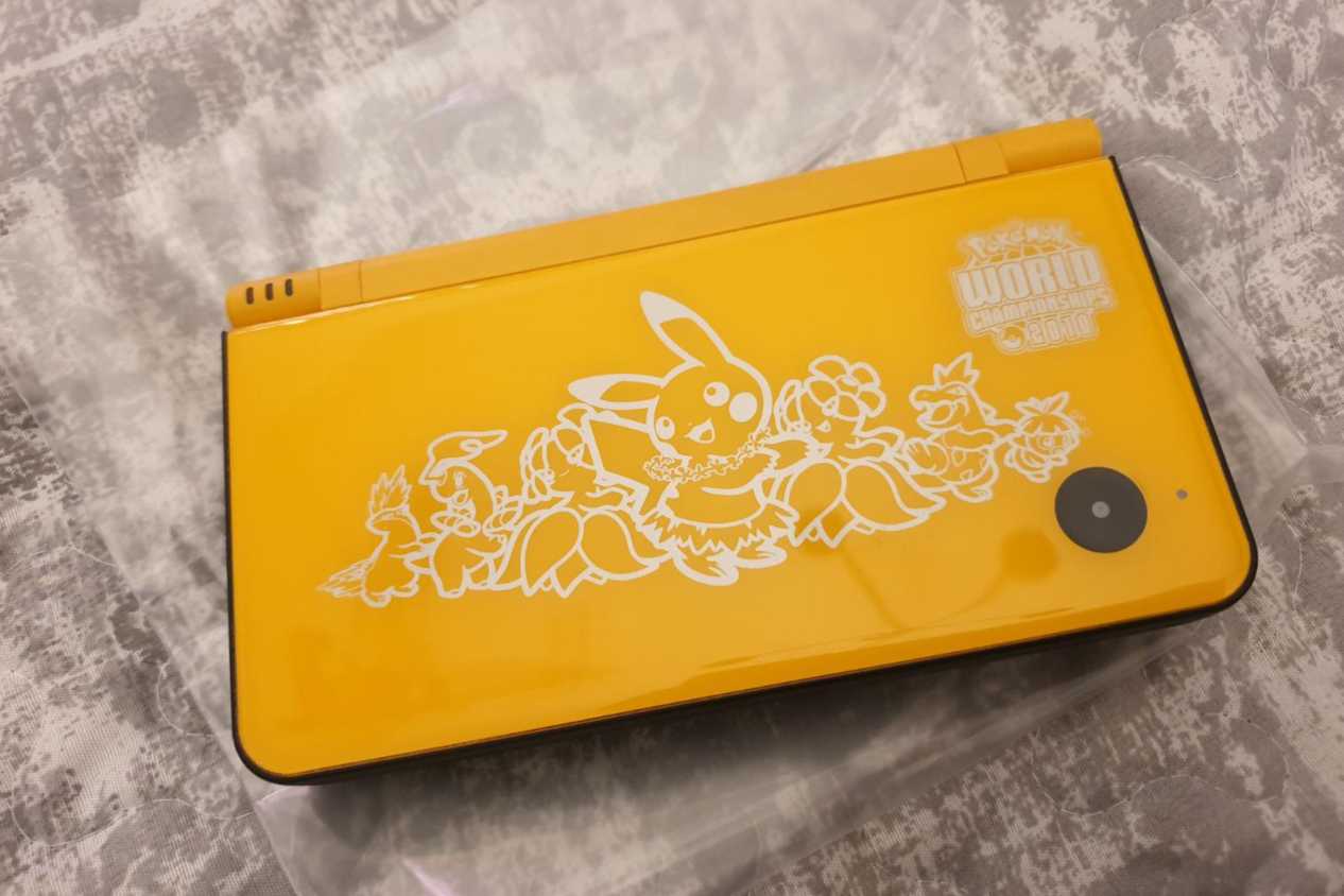 A folded yellow Nintendo DSi XL from the 2010 Pokemon World Championships.