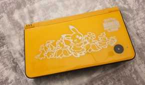 A folded yellow Nintendo DSi XL from the 2010 Pokemon World Championships.