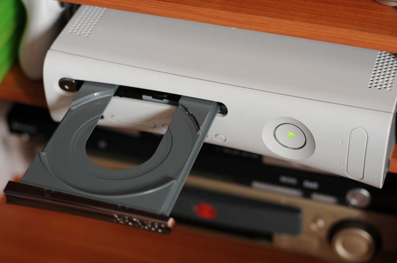 The disc tray of the Xbox 360 open.