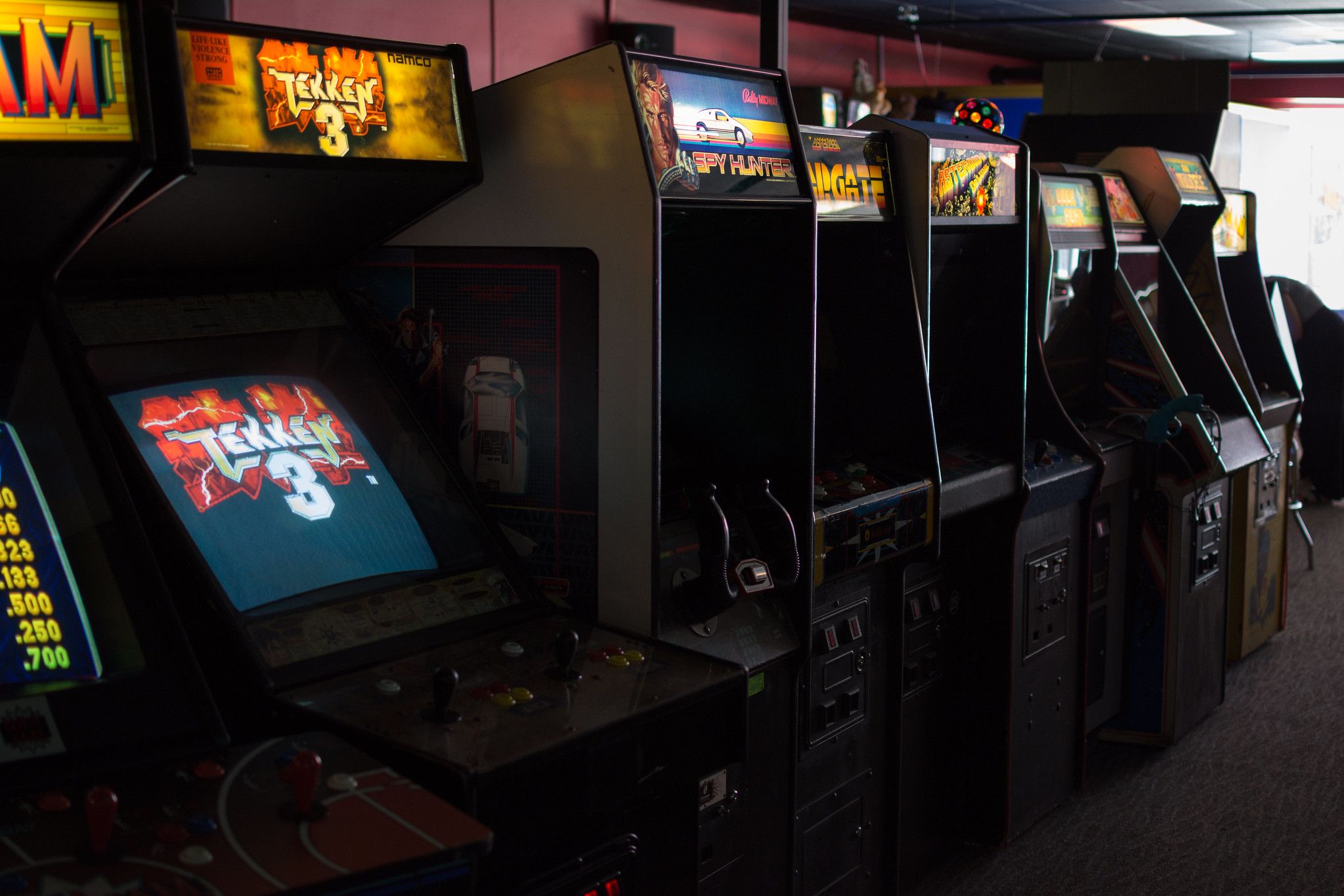 Tekken 3 running on a machine in a gaming arcade.