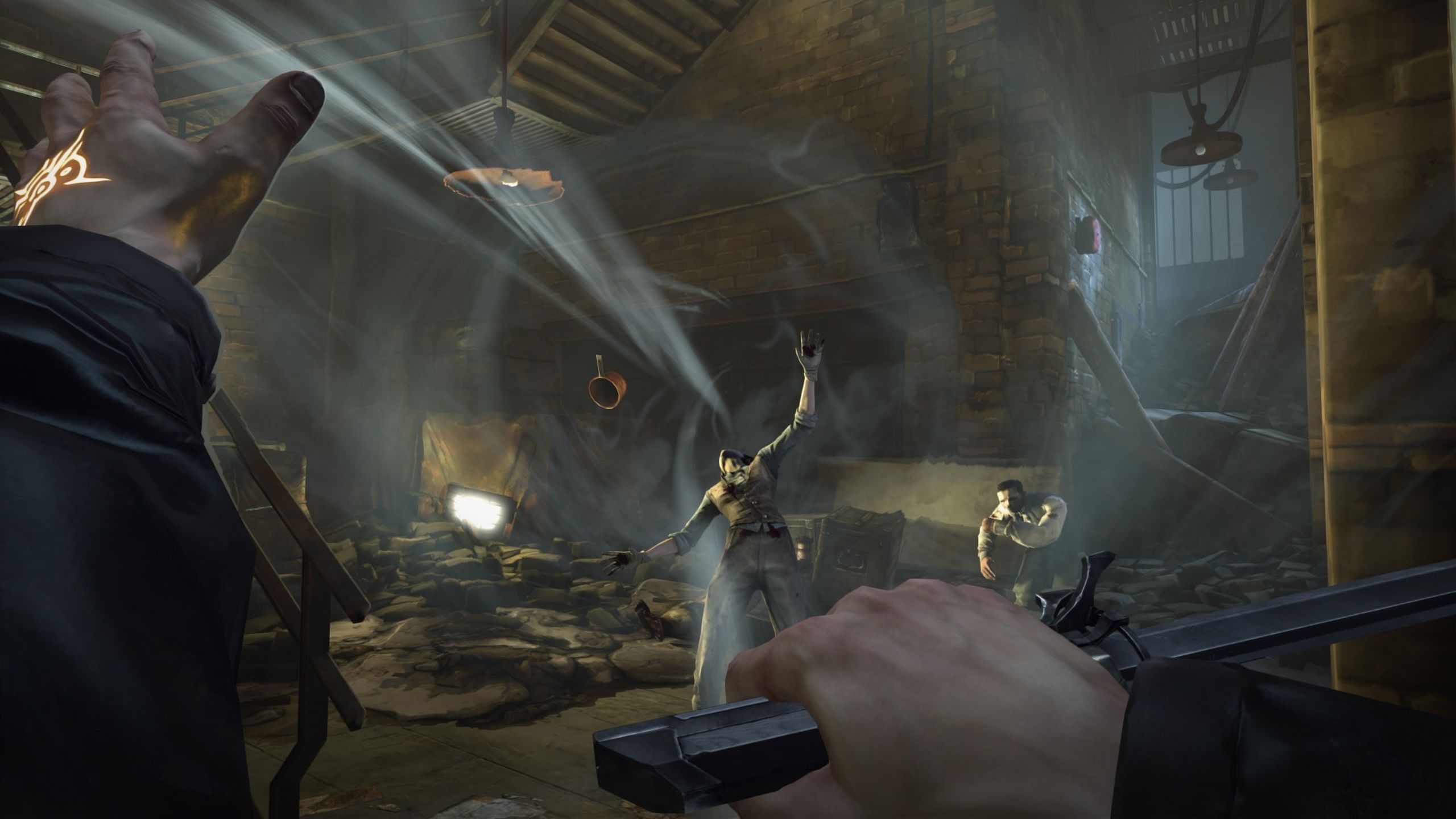 Corvo attacking guards in Dishonored.