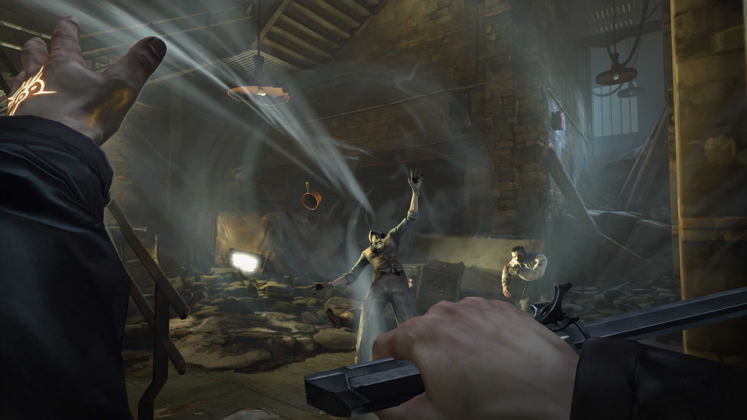 Corvo attacking guards in Dishonored.