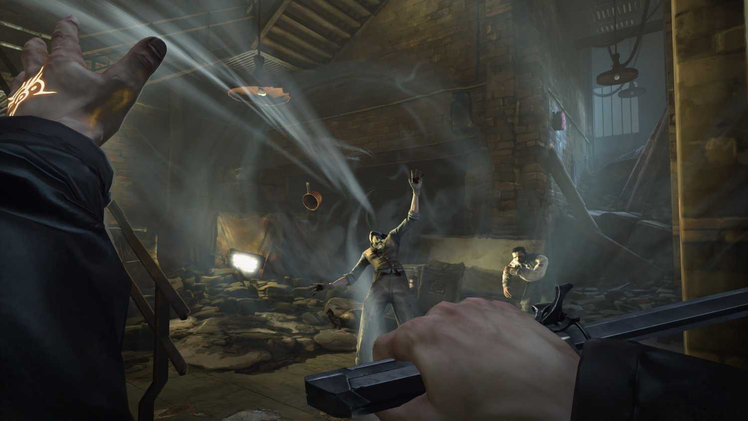 Corvo attacking guards in Dishonored.