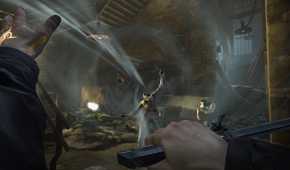 Corvo attacking guards in Dishonored.