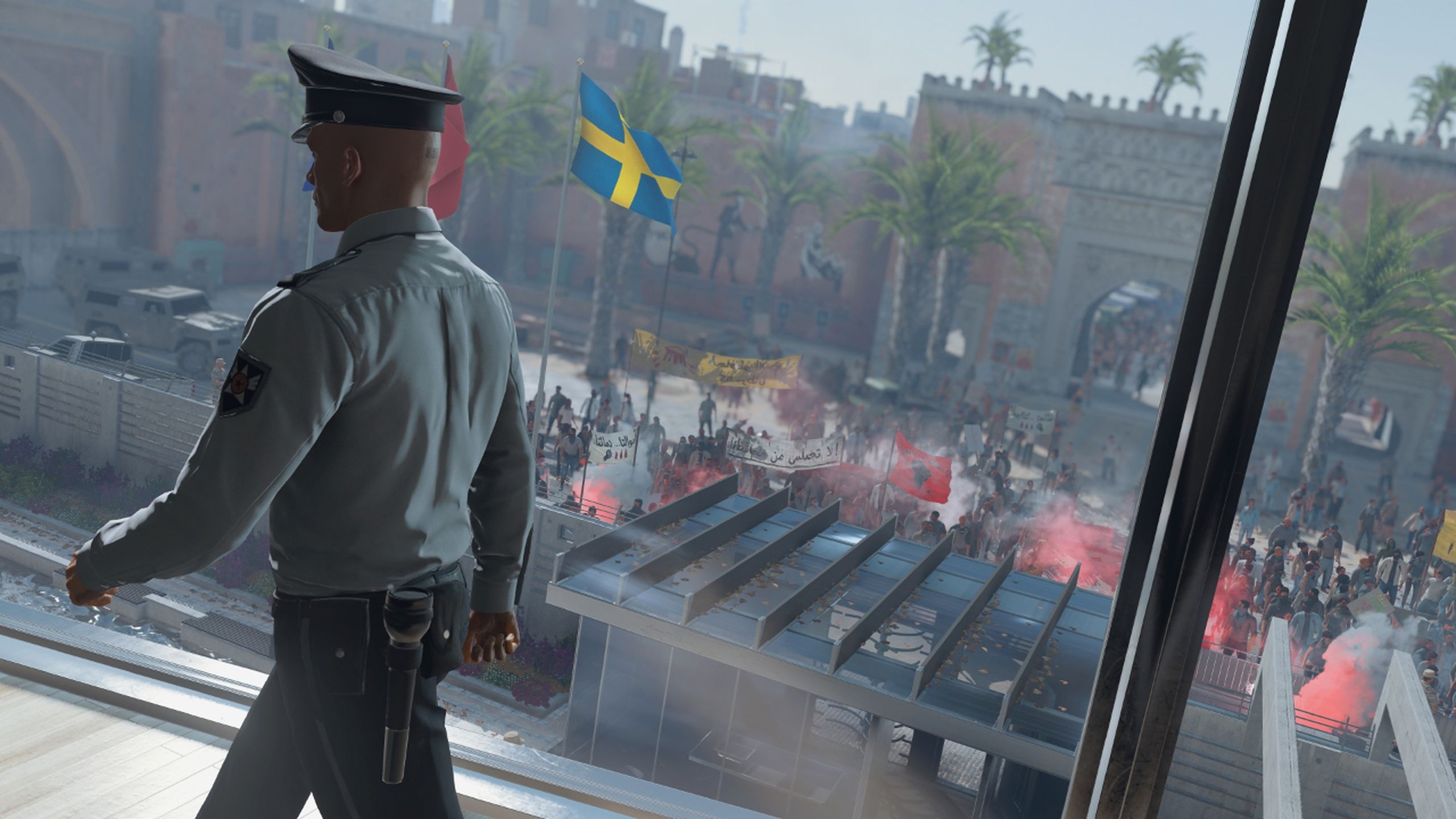 Agent 47 posing as a guard in Hitman: World of Assassination.
