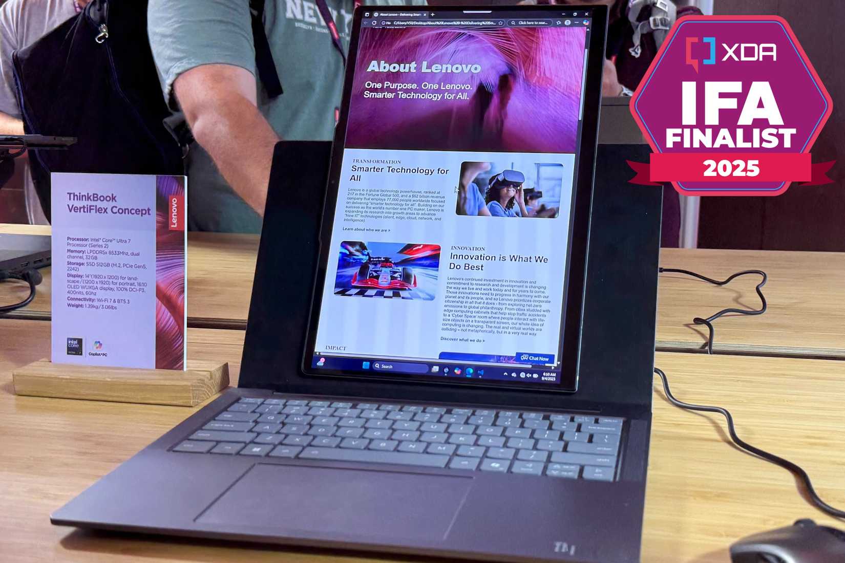 Vista frontal de la computadora portátil Concept Vertiflex de Lenovo Thinkbook con la pantalla en modo de retrato