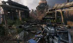 Holding a crossbow in Metro: Exodus.