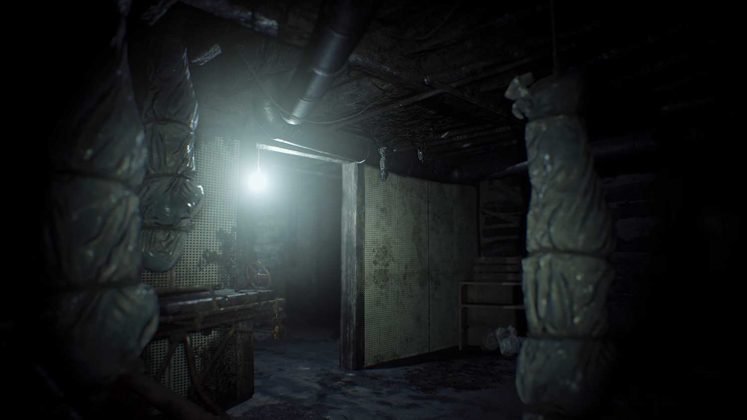 resident-evil-7-beginning-hour-body-bags-hanging