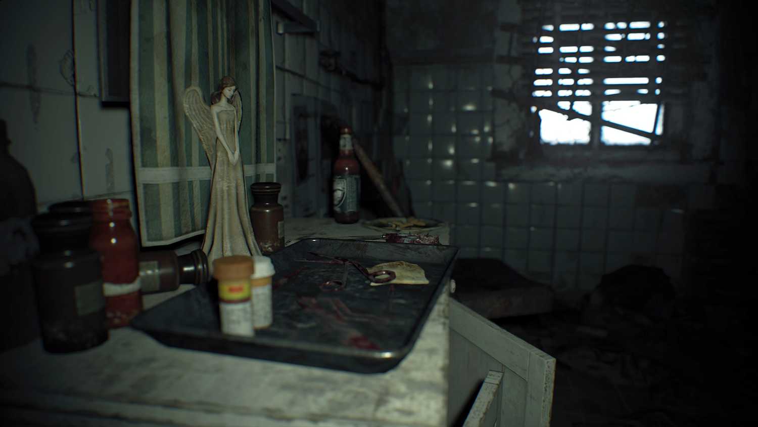 resident-evil-7-beginning-hour-medical-tray
