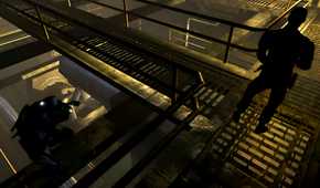 Sam Fisher sneaking up behind an enemy in Splinter Cell Chaos Theory.