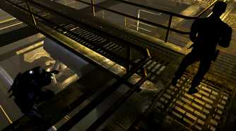 Sam Fisher sneaking up behind an enemy in Splinter Cell Chaos Theory.