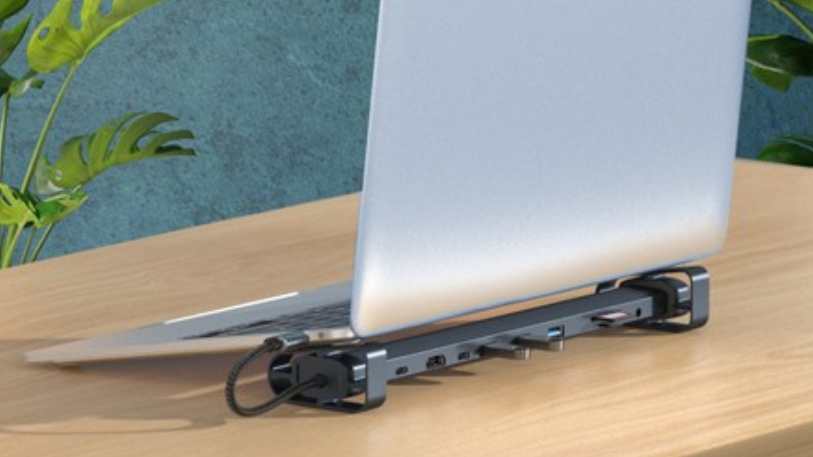 Adaptador de expansión USB-C 10 en 1 Ethos en un escritorio conectado a una computadora portátil