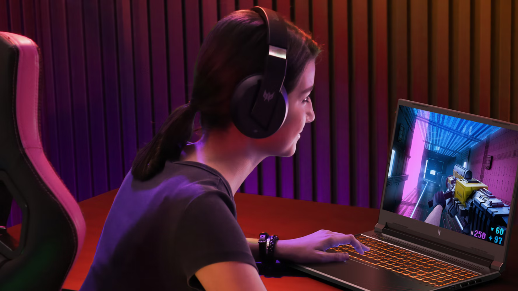 Persona que usa Acer Nitro V 16 para jugar en el escritorio