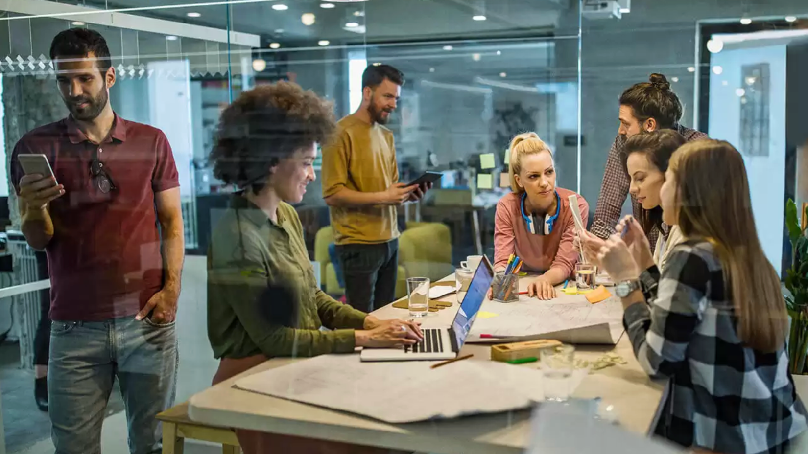 Personas en una sala de reuniones
