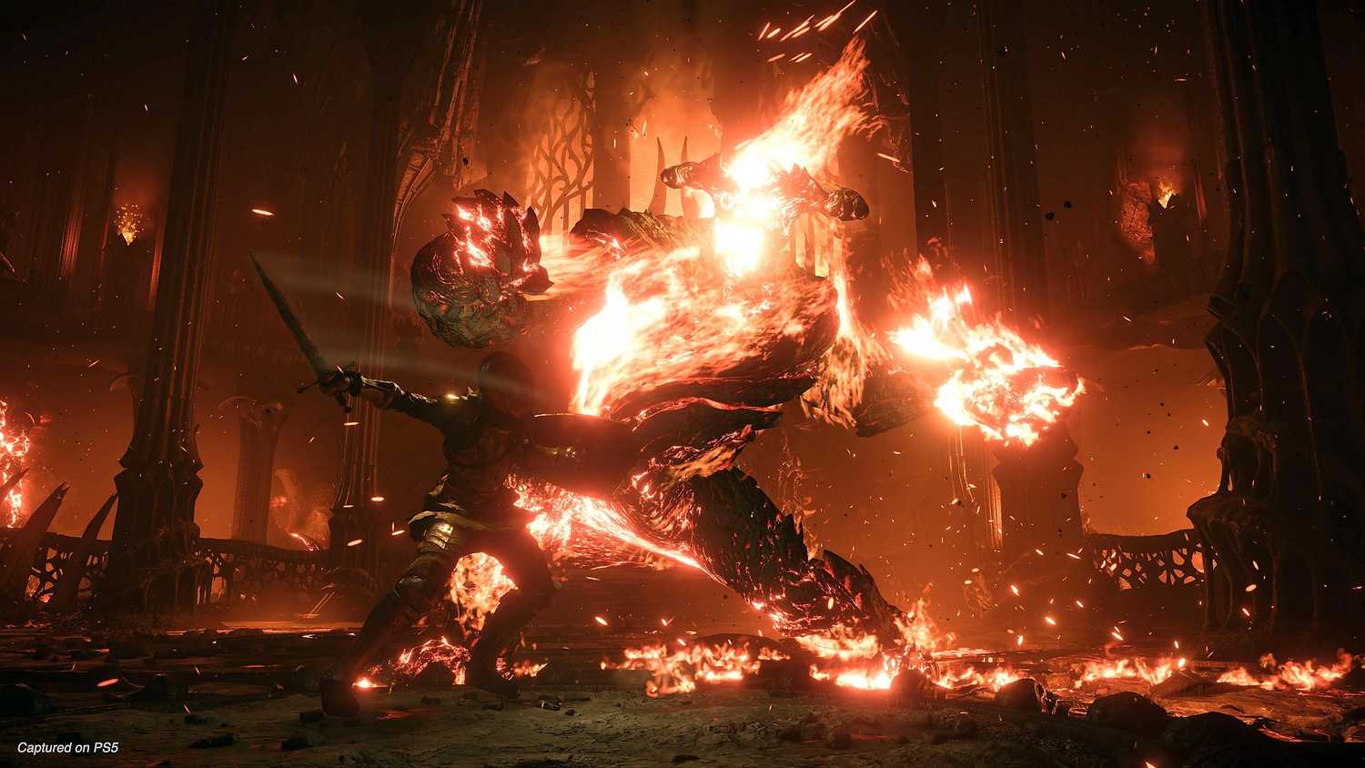 Fighting the Flamelurker in Demon's Souls (2020).