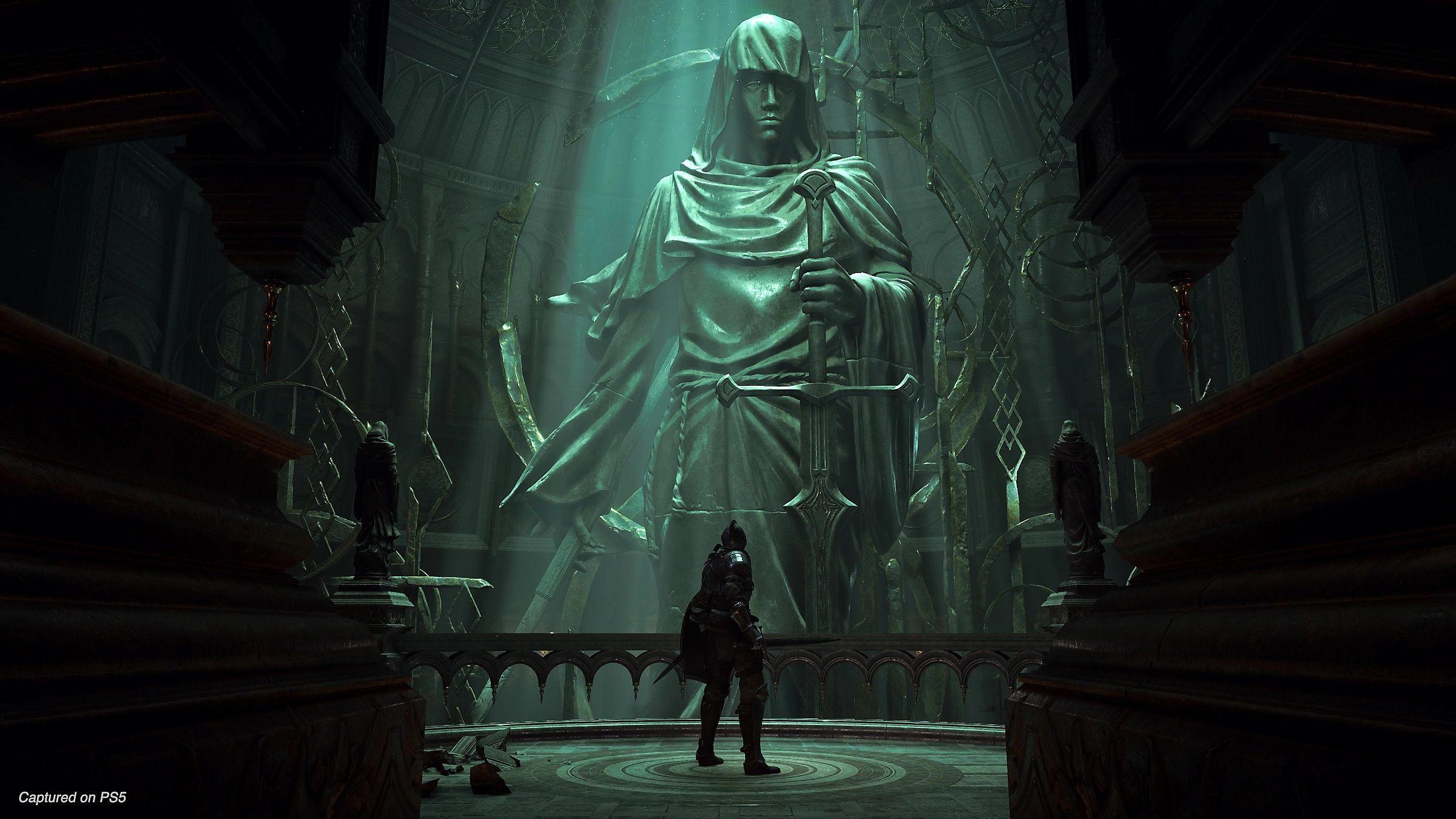 Maiden in Black's statue in Demon's Souls (2020).