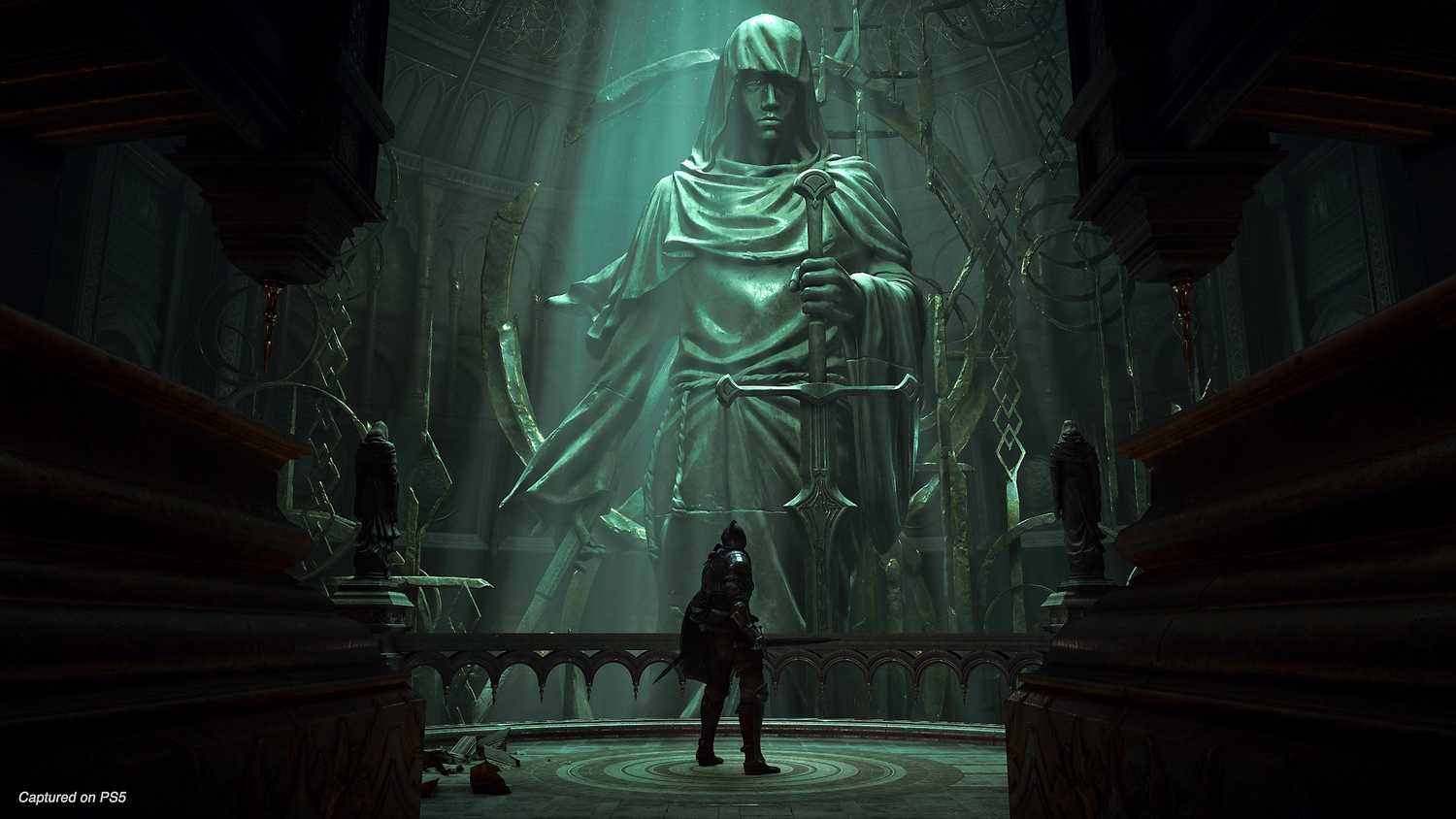 Maiden in Black's statue in Demon's Souls (2020).