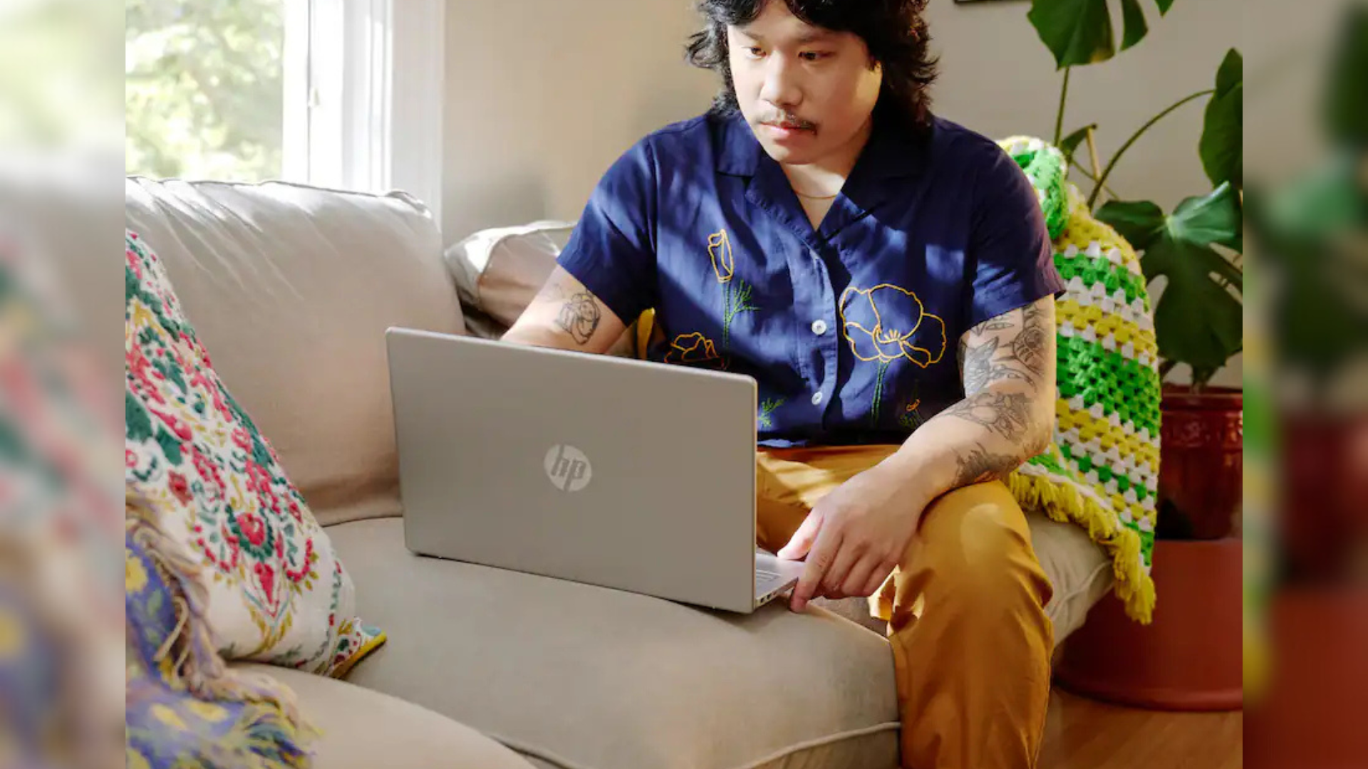 Person using HP - 15.6