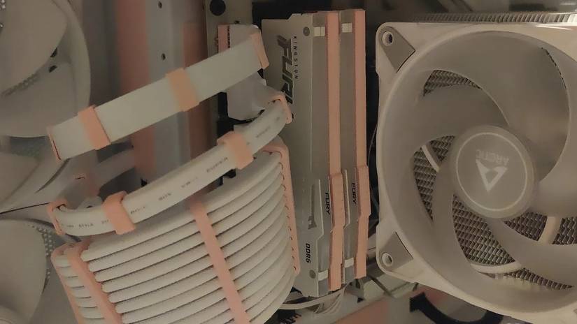 Espaciadores de RAM de color melocotón impresos en 3D en una estructura de PC blanca