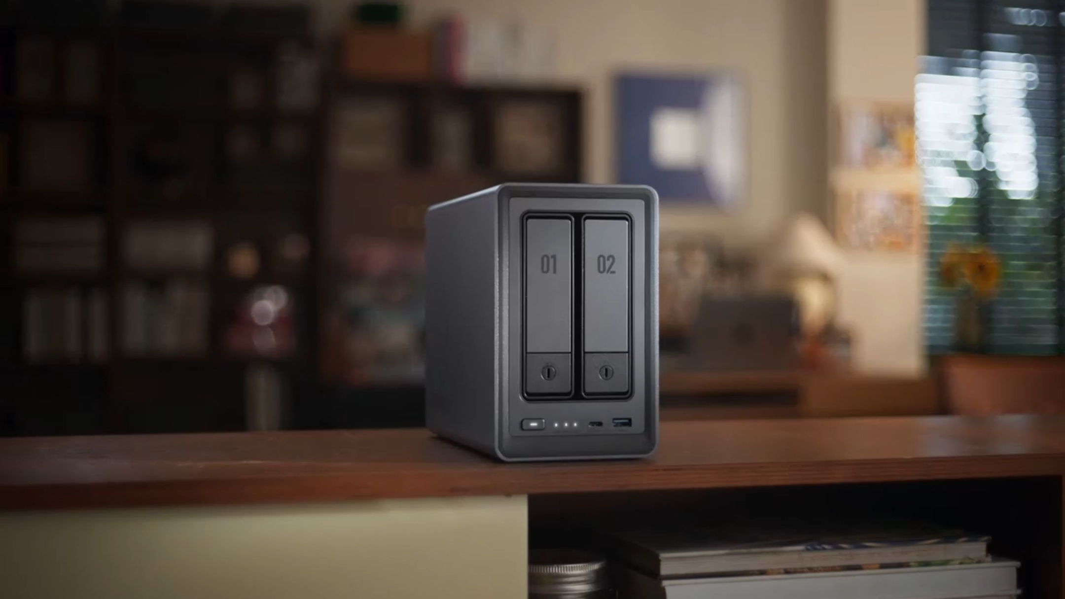 UGREEN NAS DXP2800 on table